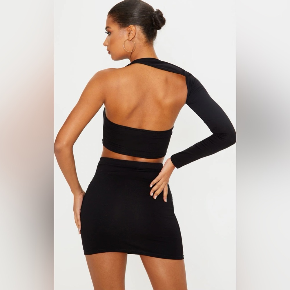 PrettyLittleThing BLACK COTTON ONE SHOULDER ASYMMETRIC CROP TOP - Picture 2 of 2